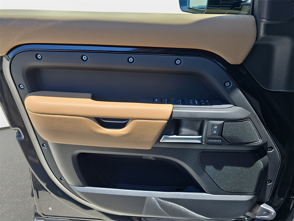 2025 Land Rover Defender 110 V8 photo 26
