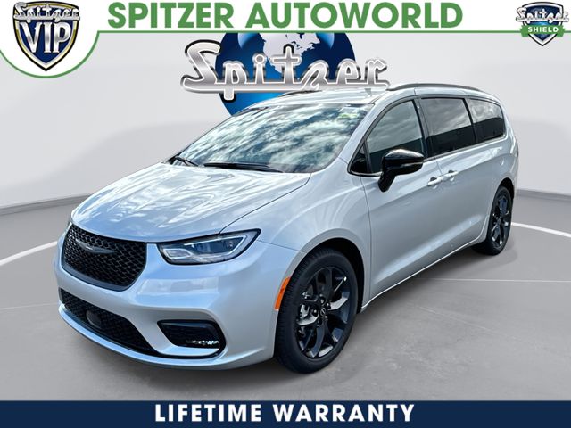 2026 Chrysler Pacifica Select's photo
