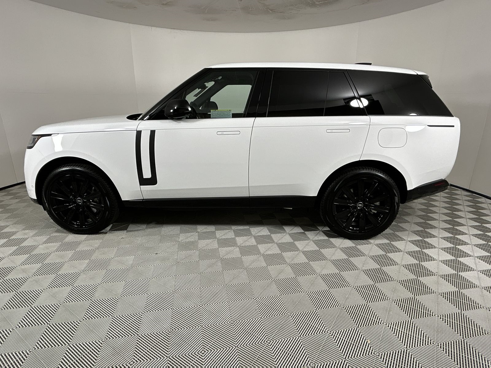 2025 Land Rover Range Rover SE photo 2