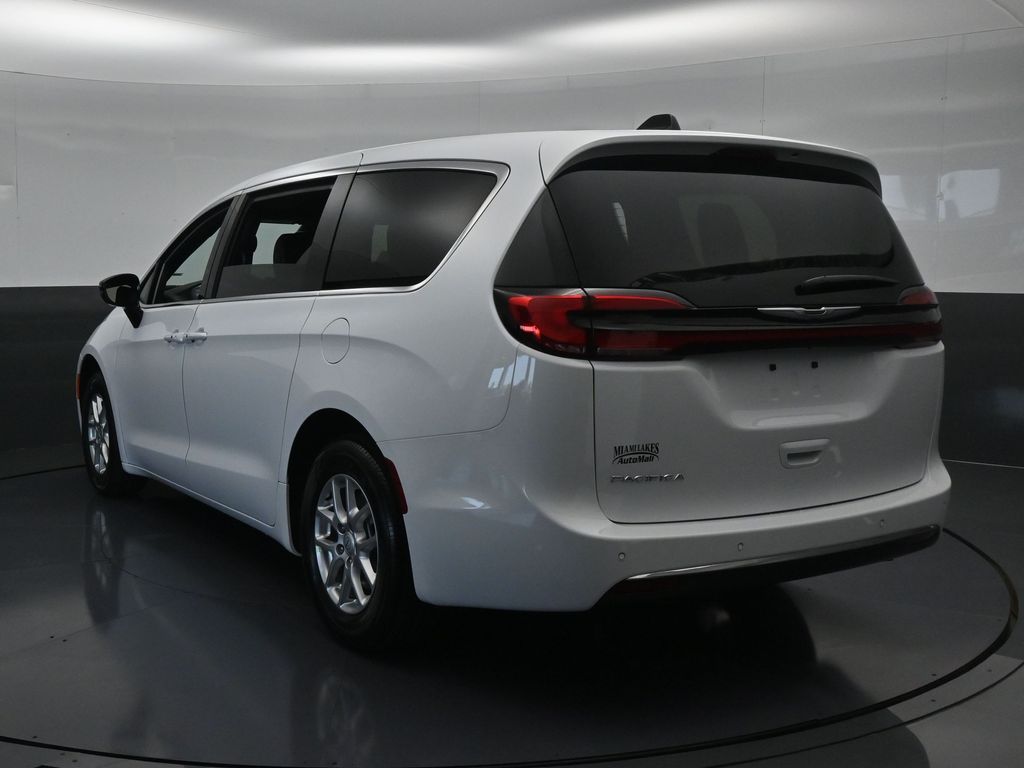 2025 Chrysler Pacifica Touring photo 4