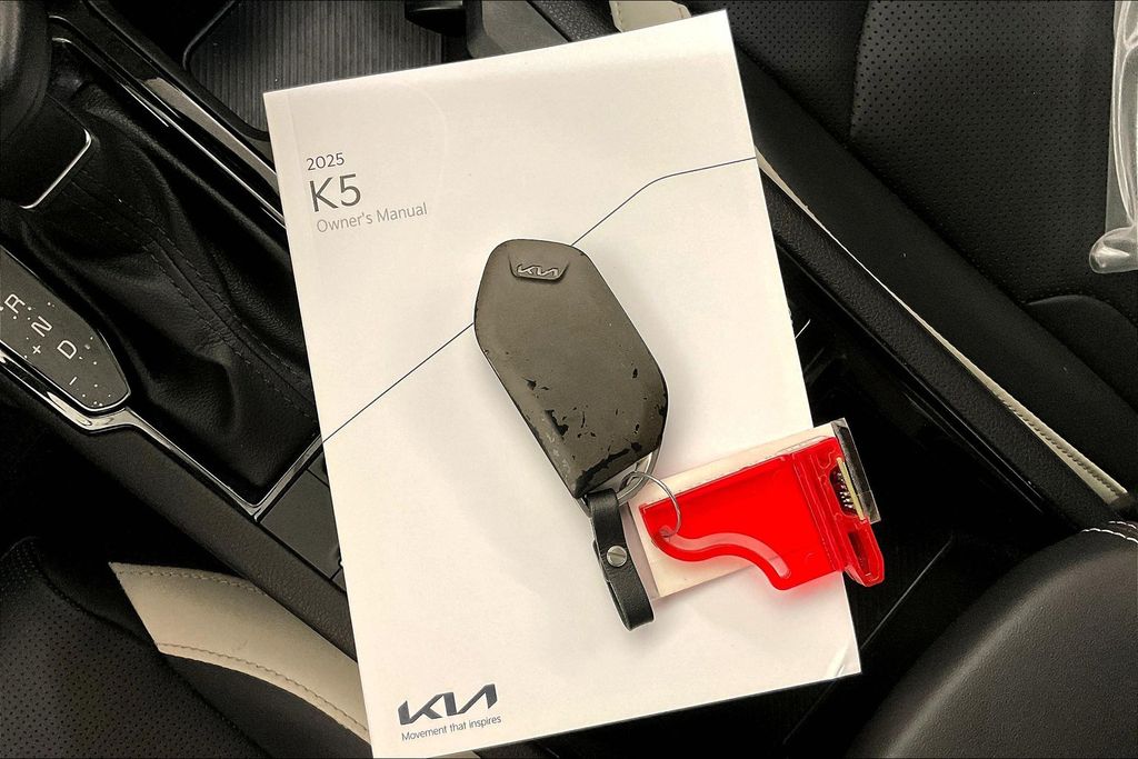 2025 Kia K5 GT-Line photo 9