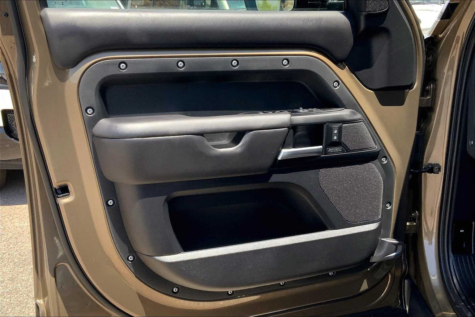 2025 Land Rover Defender 110 X-Dynamic SE photo 10