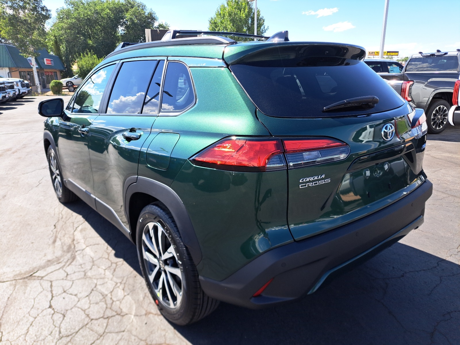 2025 Toyota Corolla Cross XLE photo 5