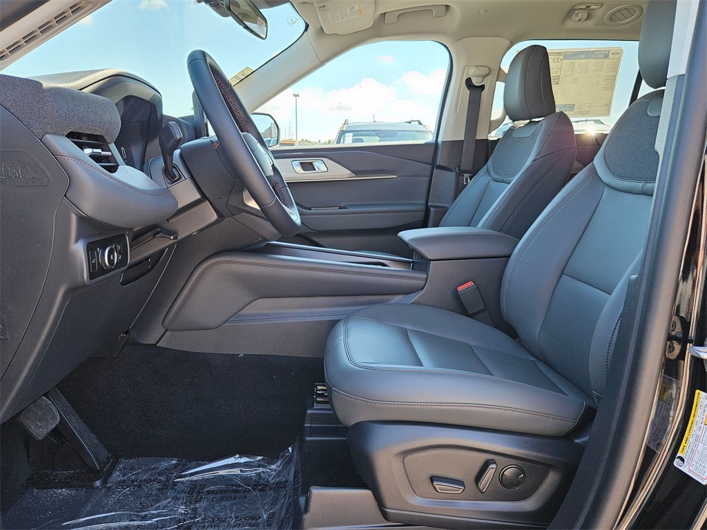 2025 Ford Explorer photo 3
