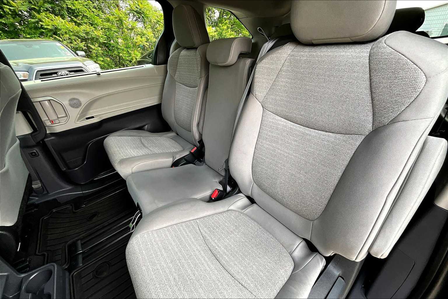2024 Toyota Sienna LE photo 19