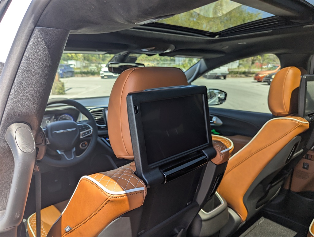 2026 Chrysler Pacifica Pinnacle photo 29