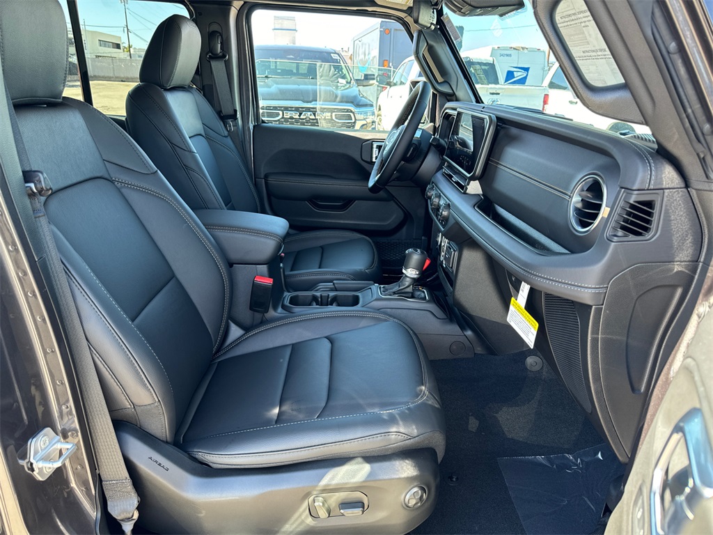 2025 Jeep Wrangler Sahara photo 15