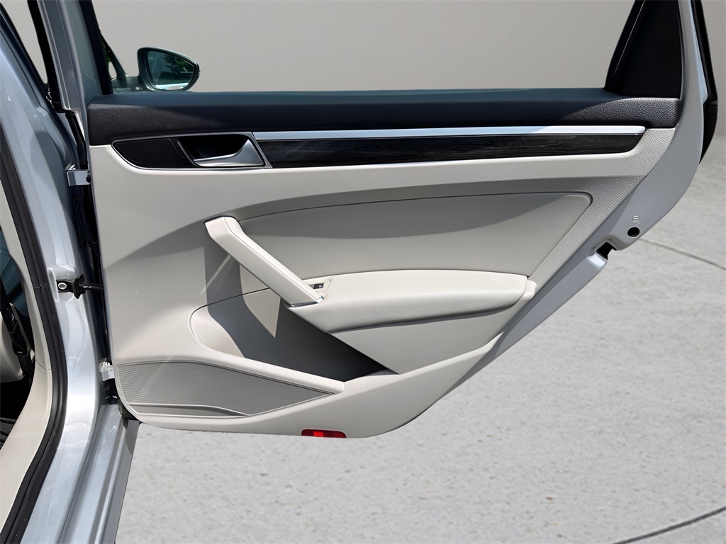 2018 Volkswagen Passat SE photo 22