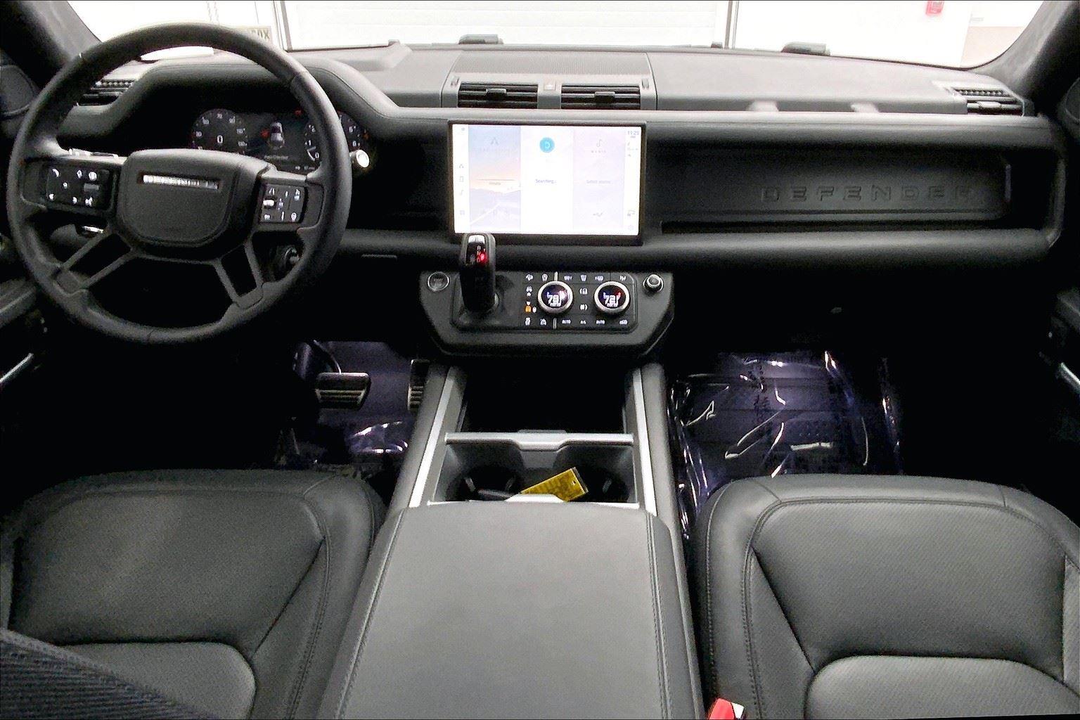 2025 Land Rover Defender V8 110 photo 4