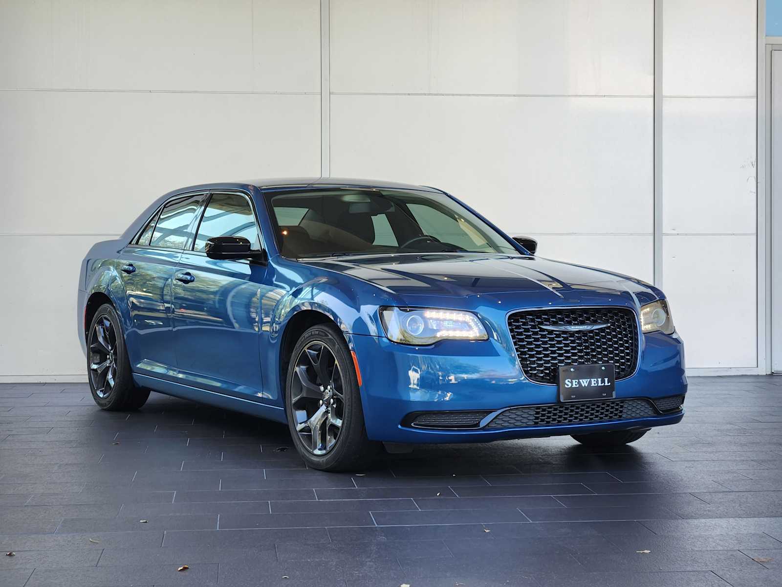 2020 Chrysler 300 Touring photo 3
