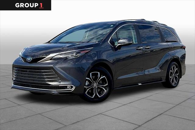 2025 Toyota Sienna Platinum's photo