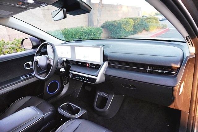 Used 2023 Gray Hyundai SEL image 9