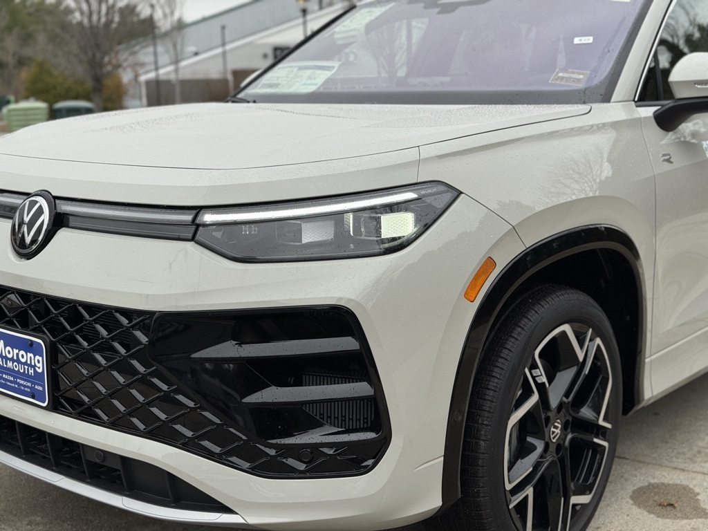 2026 Volkswagen Tiguan SEL R-Line photo 4