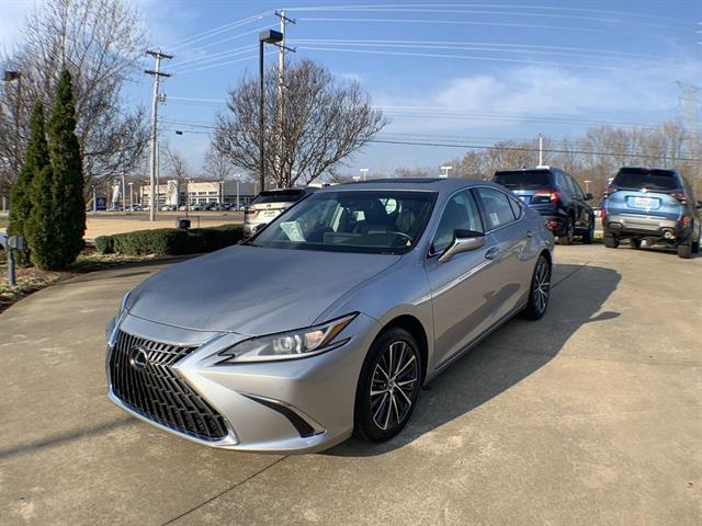 2025 Lexus ES Hybrid 300h's photo
