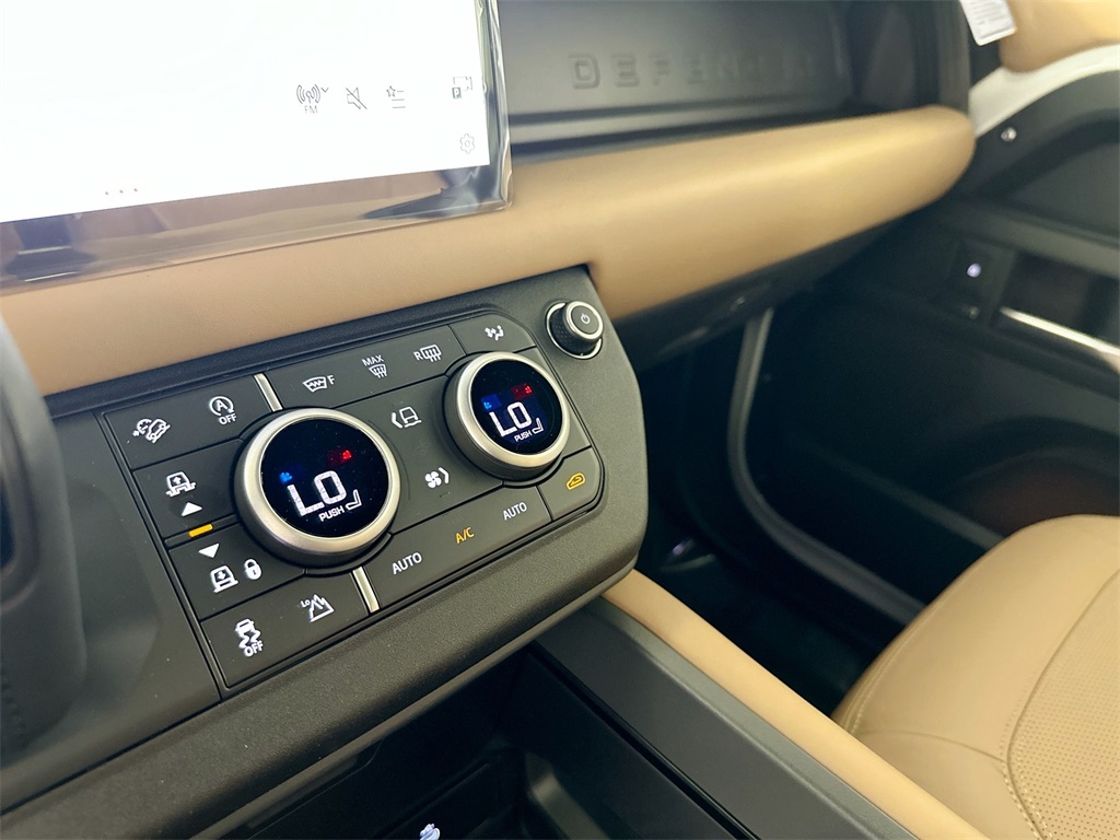 2025 Land Rover Defender 90 X-Dynamic SE photo 19