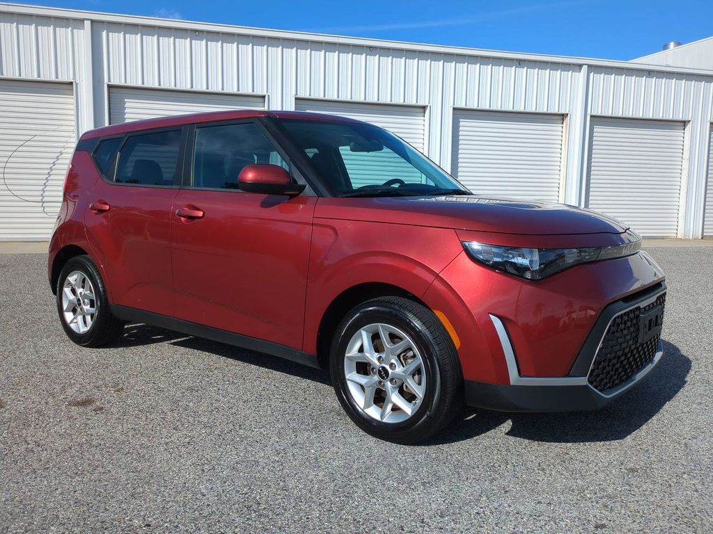 2024 Kia Soul LX photo 2