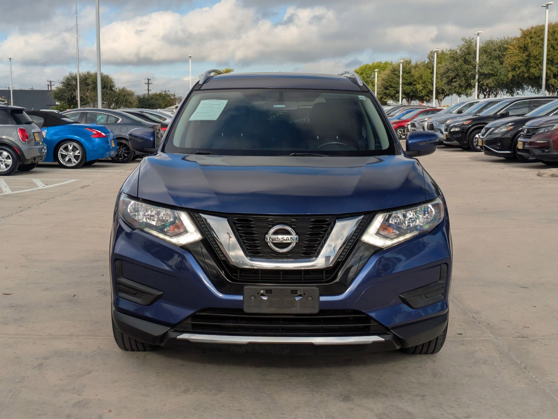 2017 Nissan Rogue SV photo 2