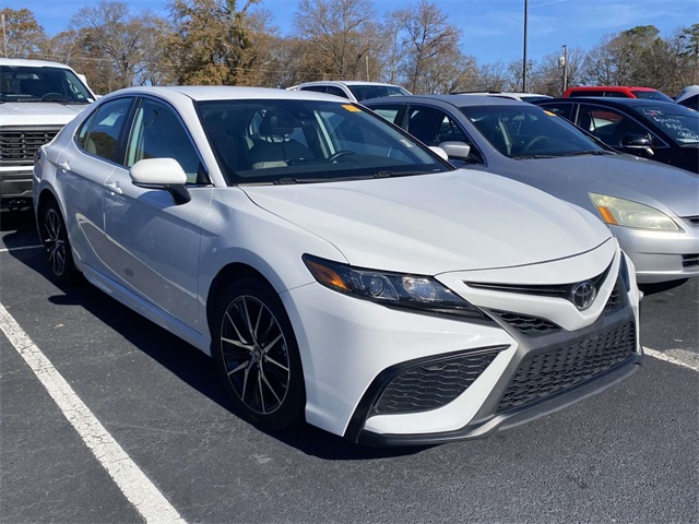 2024 Toyota Camry SE's photo