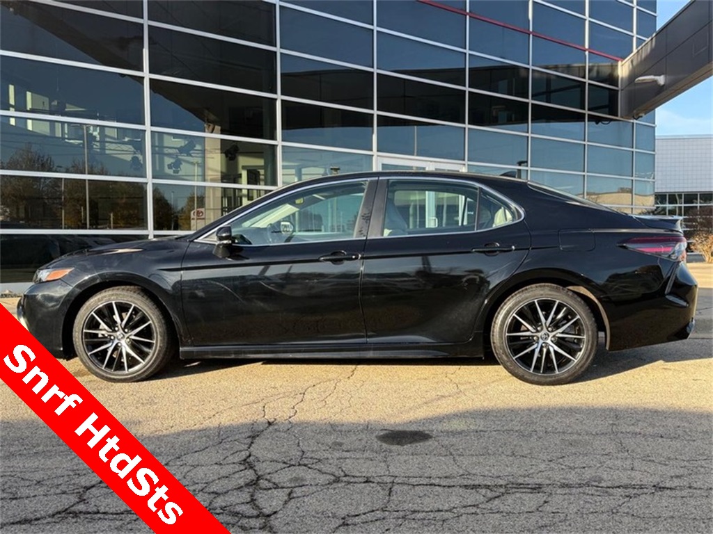 2022 Toyota Camry SE photo 2