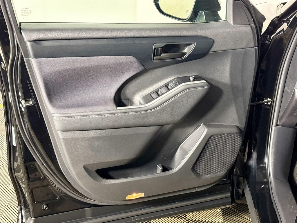 2023 Toyota Highlander LE photo 10