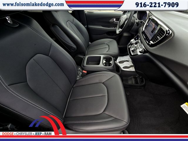 2025 Chrysler Voyager LX photo 18