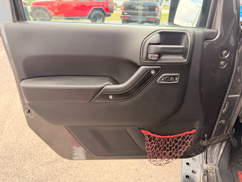 2017 Jeep Wrangler Unlimited Rubicon Recon photo 12