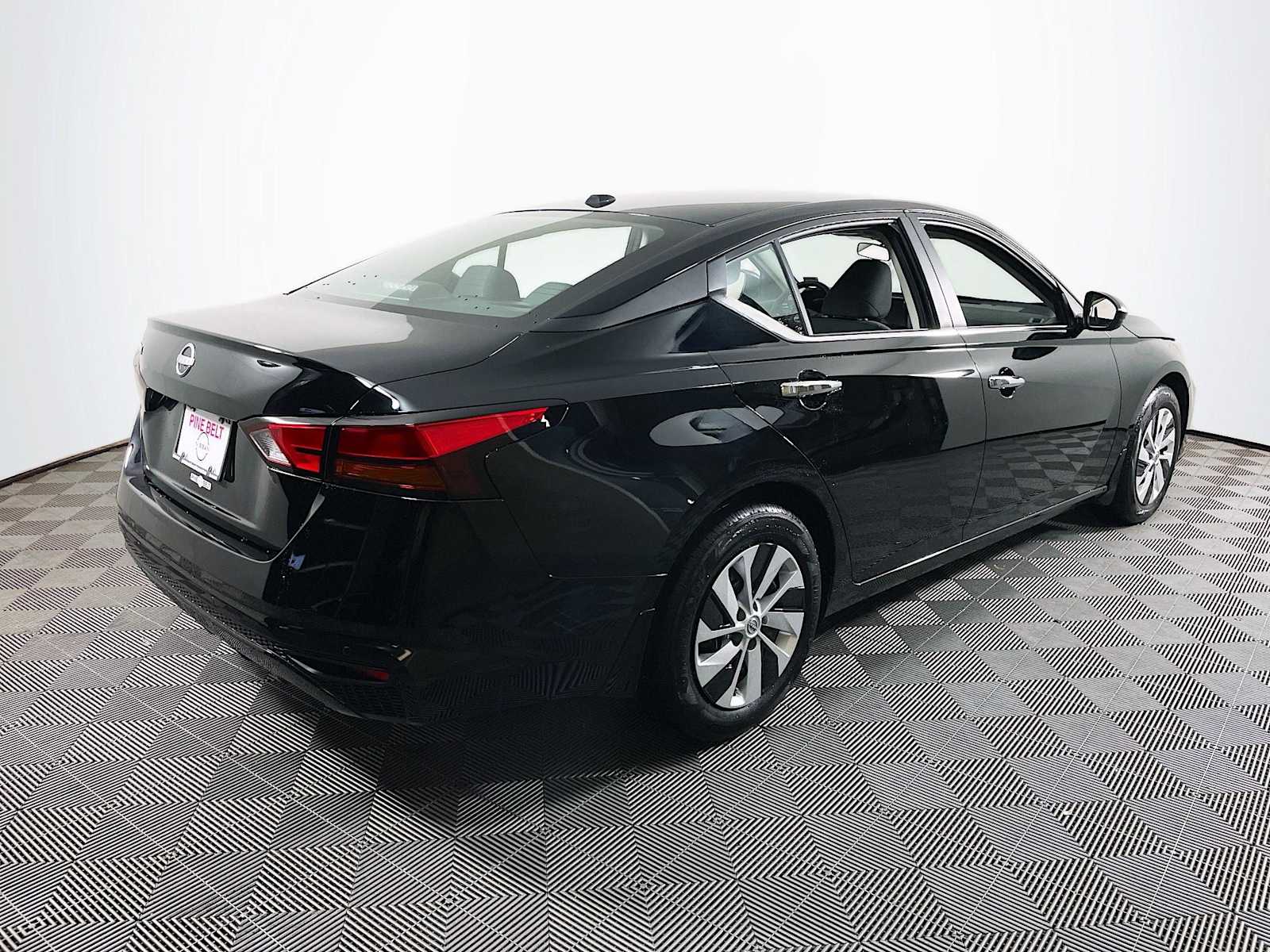 2025 Nissan Altima S photo 3