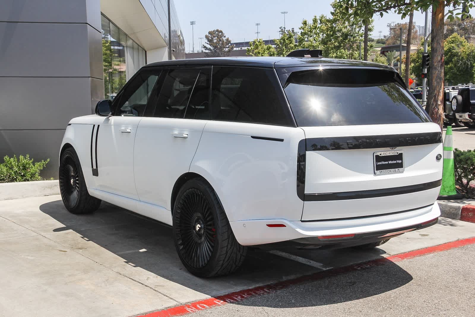 2023 Land Rover Range Rover SE photo 4