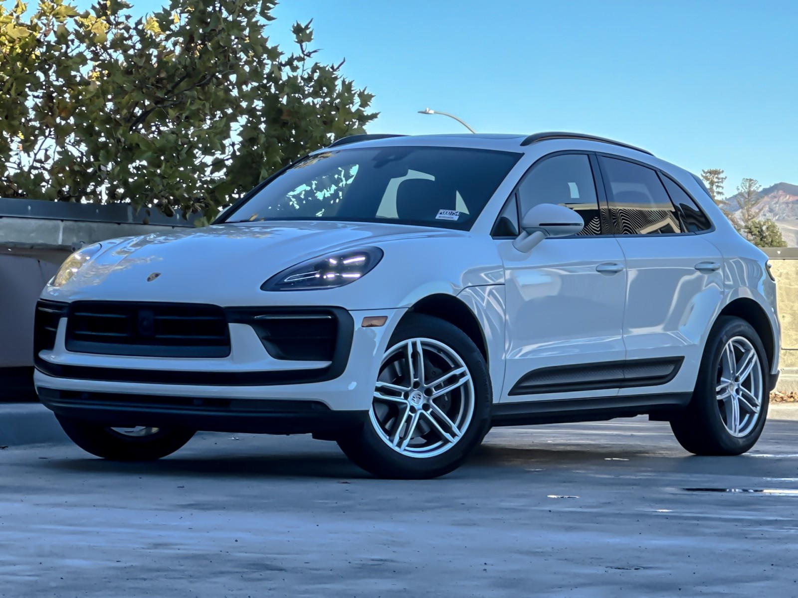 2024 Porsche Macan T photo 2