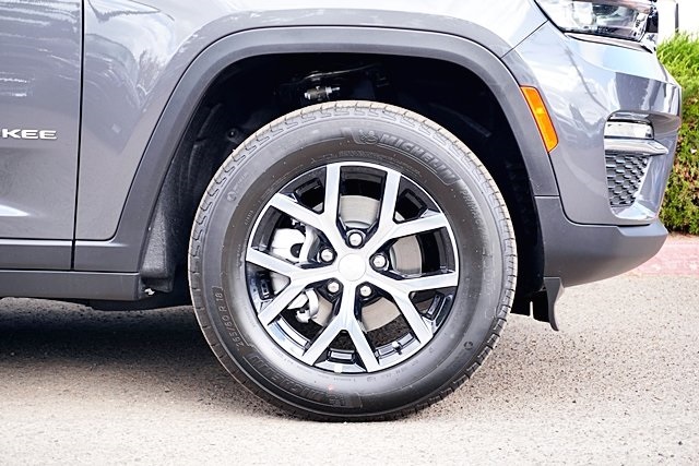 New 2025 Baltic Gray Metallic Clear-Coat Exterior Paint Jeep Limited image 8