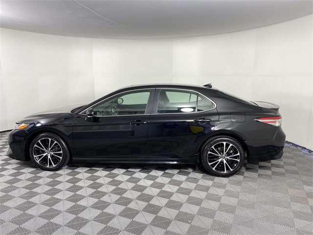 2019 Toyota Camry SE photo 4