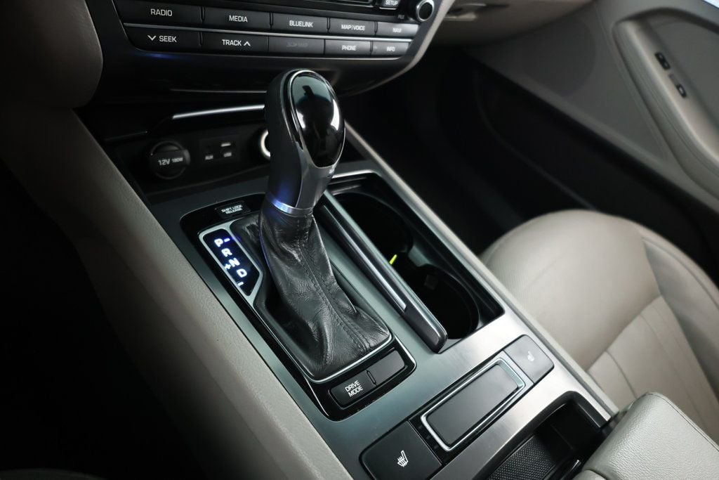 2016 Hyundai Genesis photo 13
