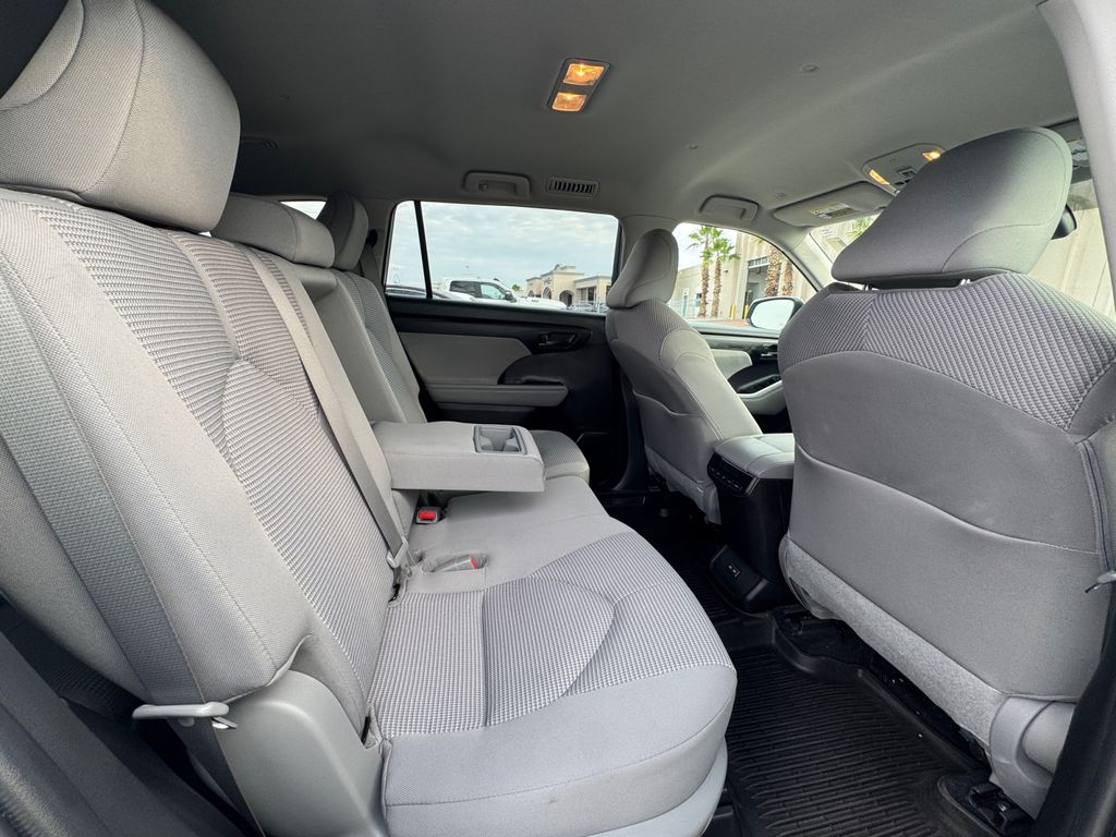 2022 Toyota Highlander L photo 17