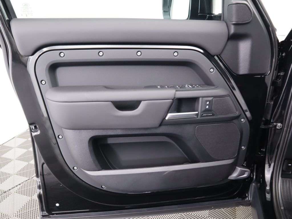 2025 Land Rover Defender 110 S photo 21