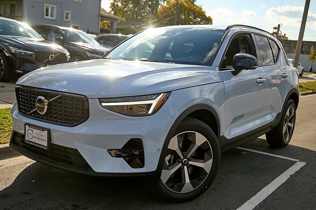 2026 VOLVO XC40 - Image 1