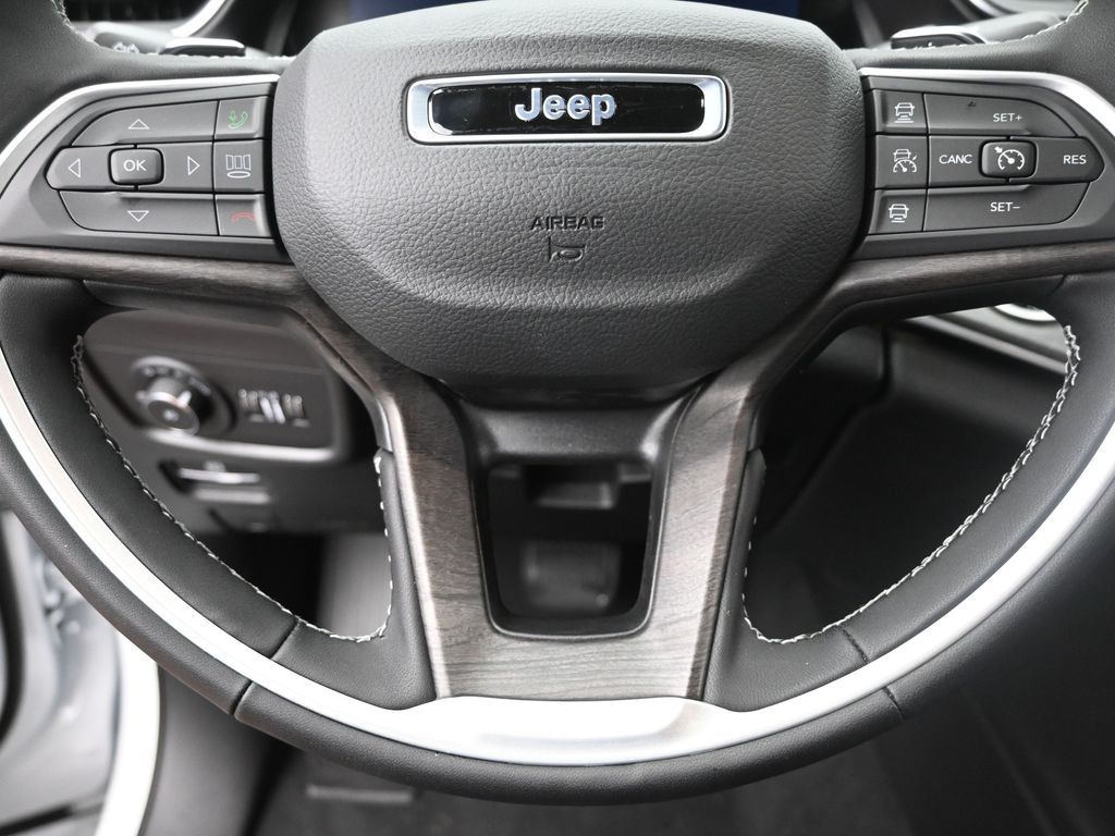 2025 Jeep Grand Cherokee Limited photo 13