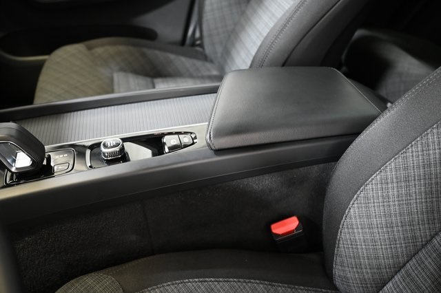 2022 Volvo XC60 B5 Momentum photo 23
