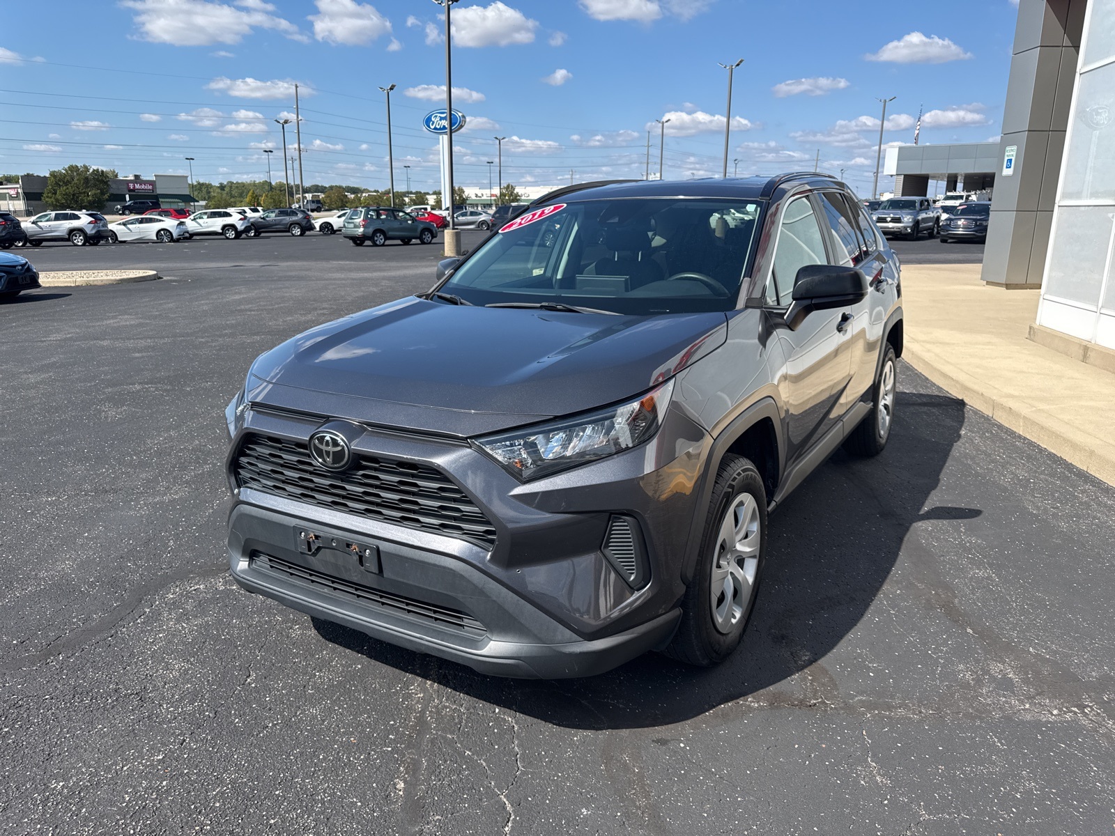 2019 Toyota RAV4 LE photo 3