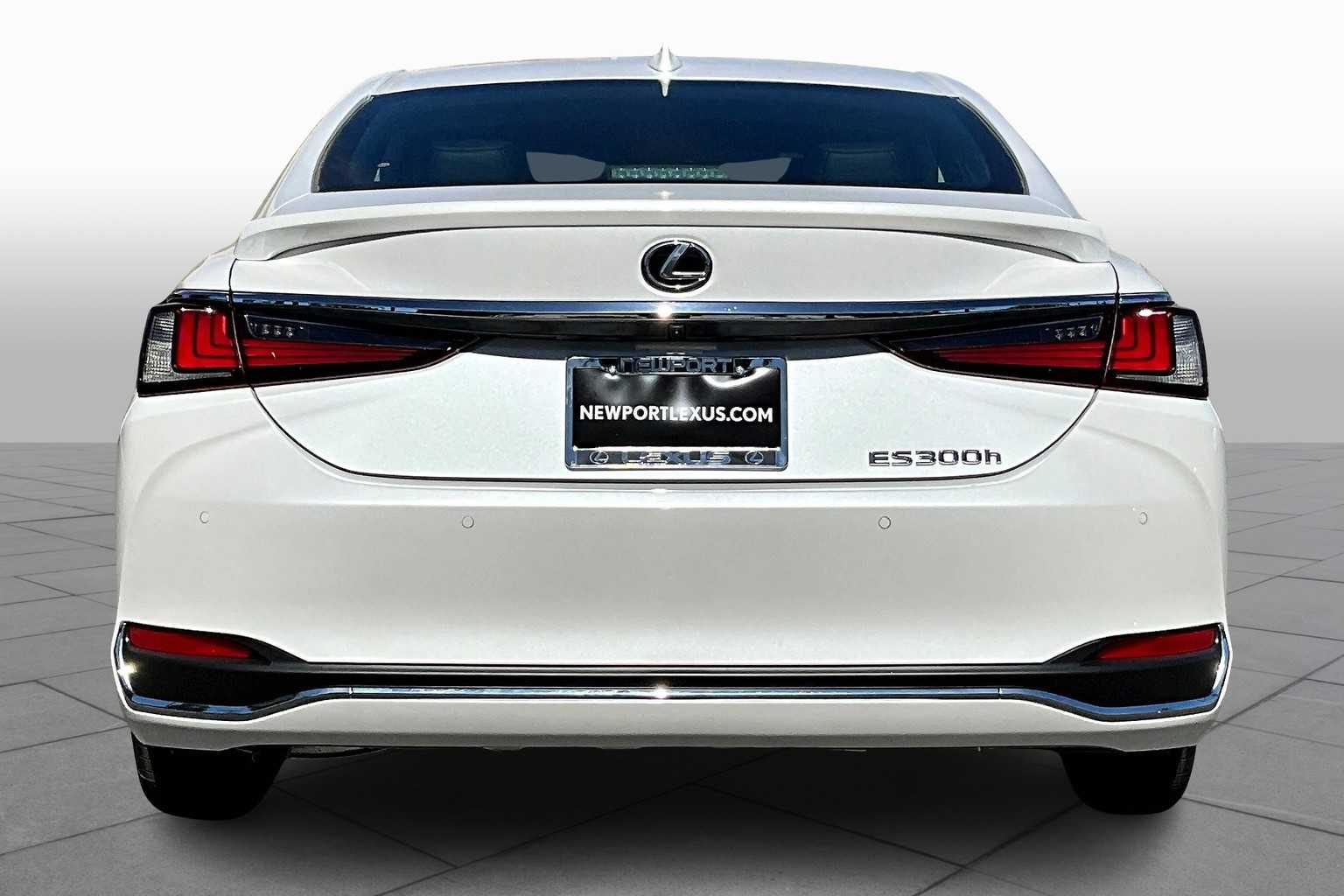 2025 Lexus ES 300h photo 4