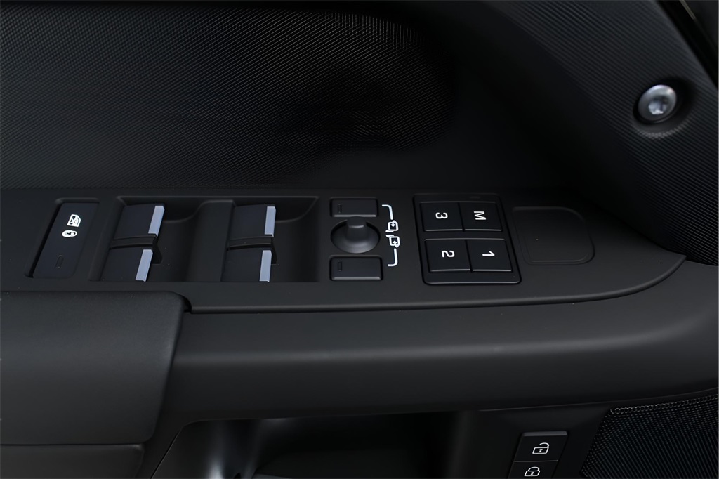 2025 Land Rover Defender 110 S photo 11