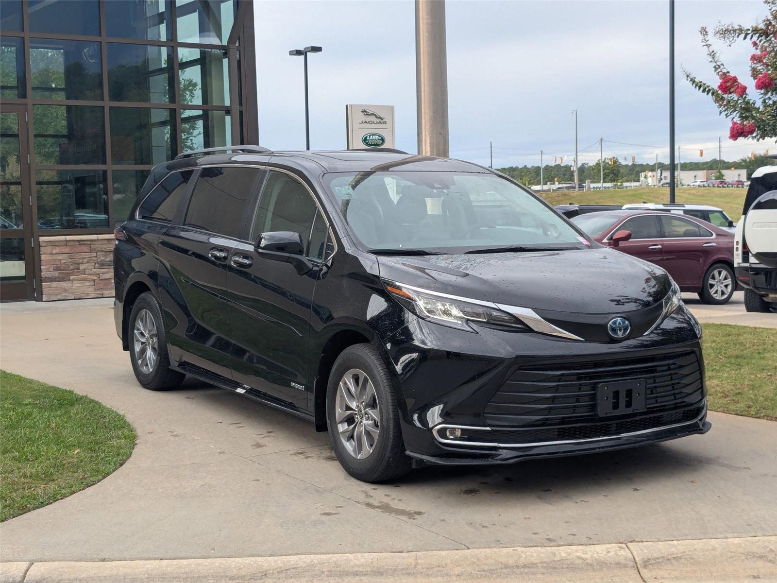 2021 Toyota Sienna XLE photo 3