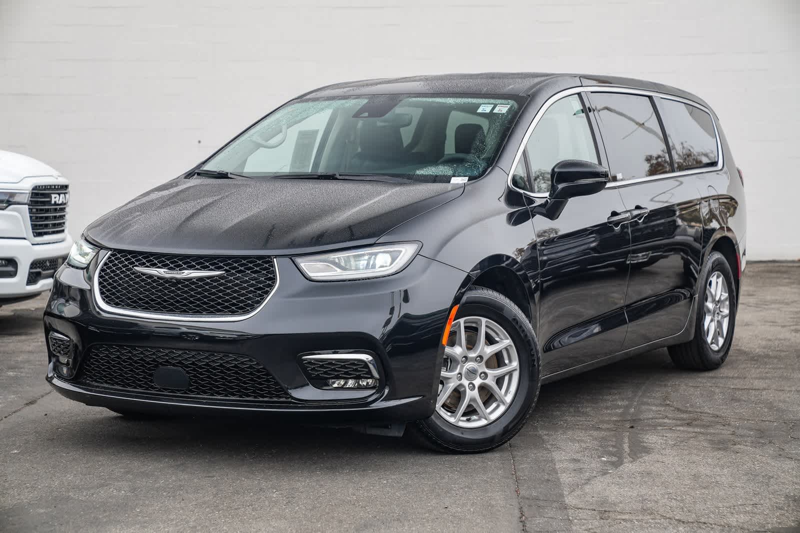 2024 Chrysler Pacifica Touring L's photo