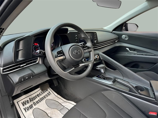 2023 Hyundai Elantra SEL photo 4