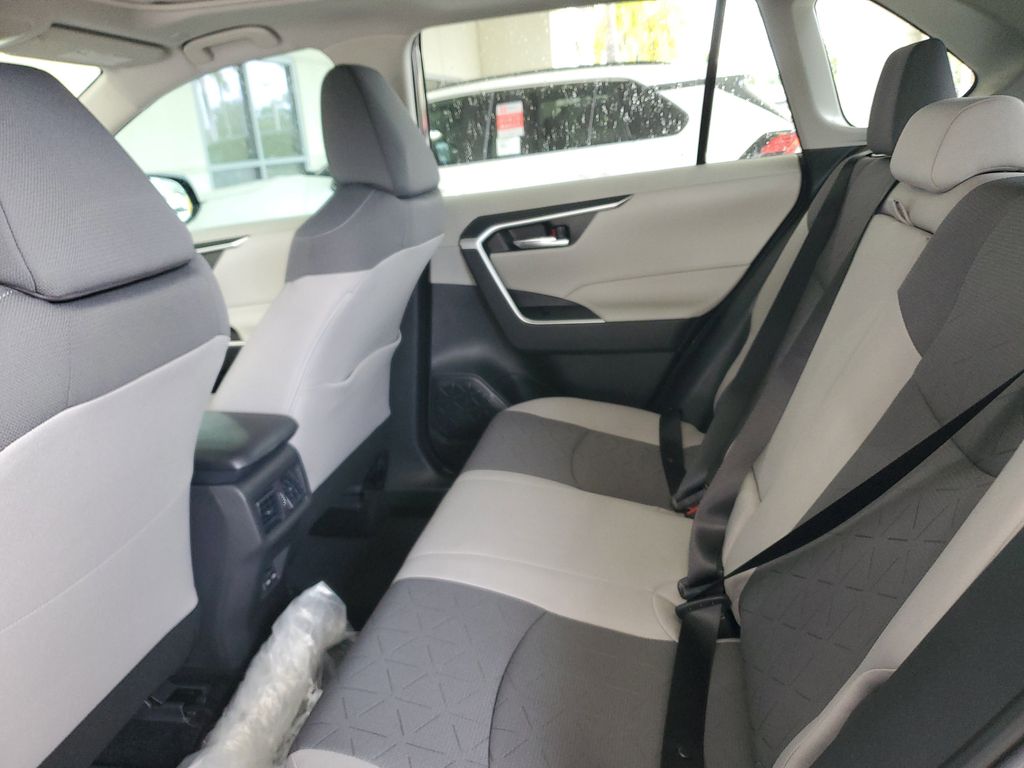2025 Toyota RAV4 XLE photo 16