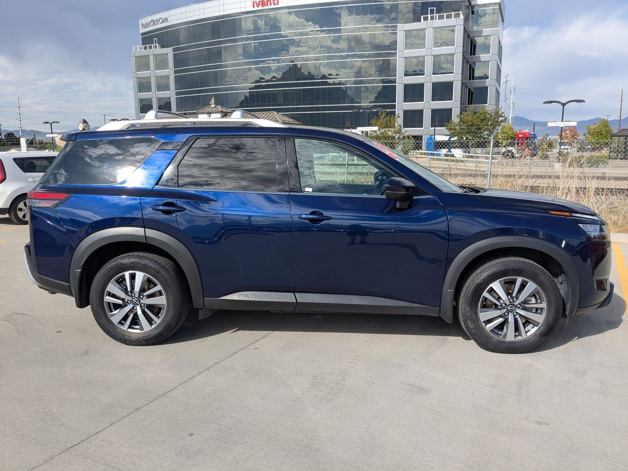 2023 Nissan Pathfinder SL photo 6