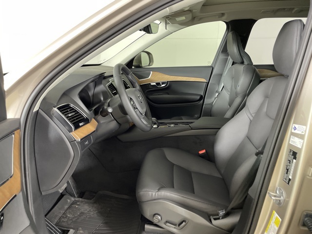 2025 Volvo XC90 B5 AWD Plus photo 4