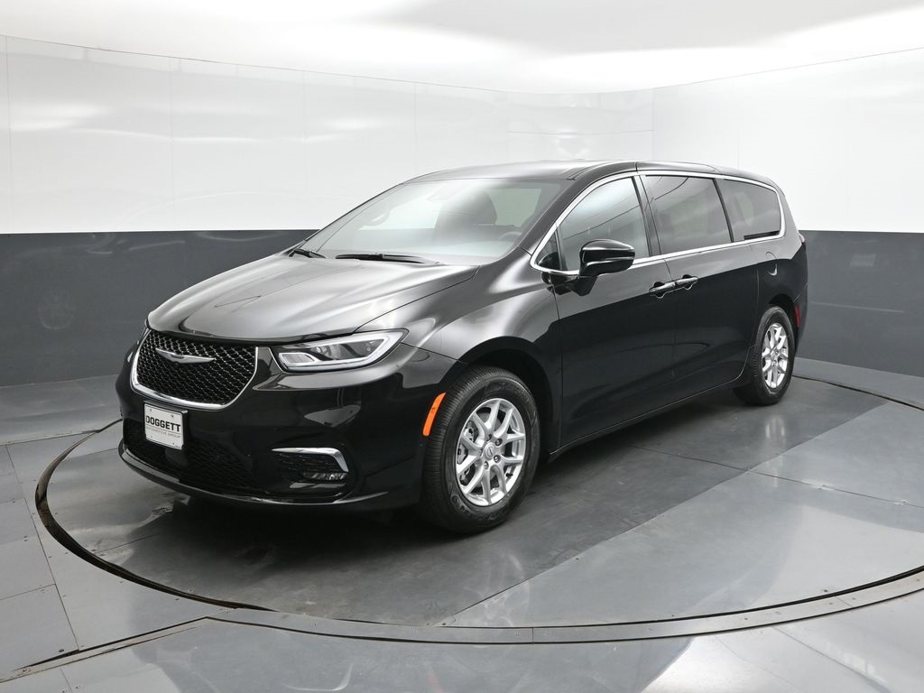 2026 Chrysler Pacifica Select's photo