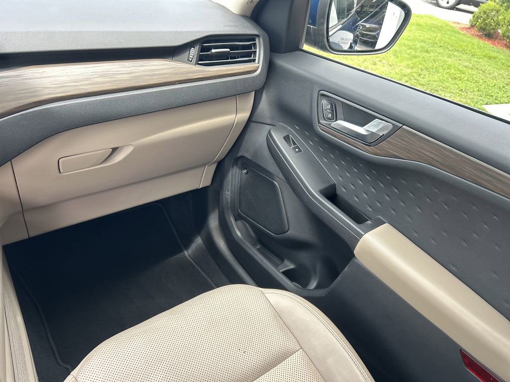 2020 Ford Escape Titanium Hybrid photo 17