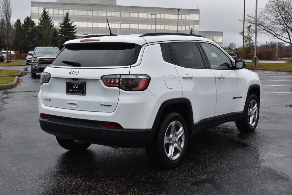 2024 Jeep Compass Latitude photo 2