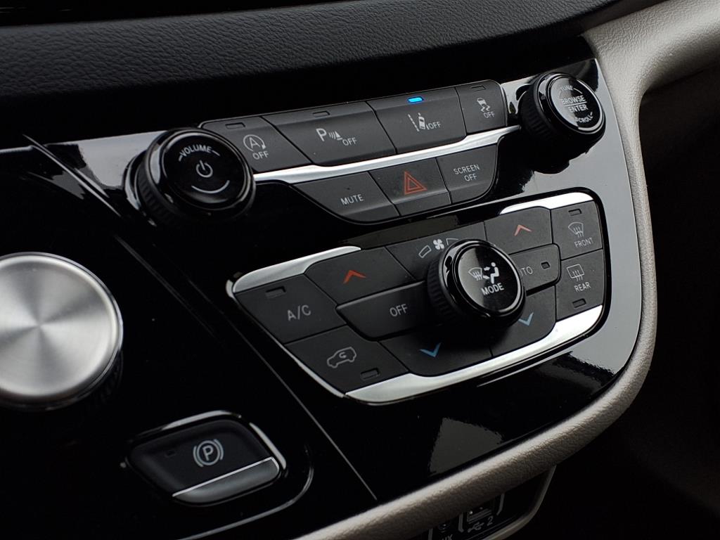 2023 Chrysler Pacifica Touring L photo 14